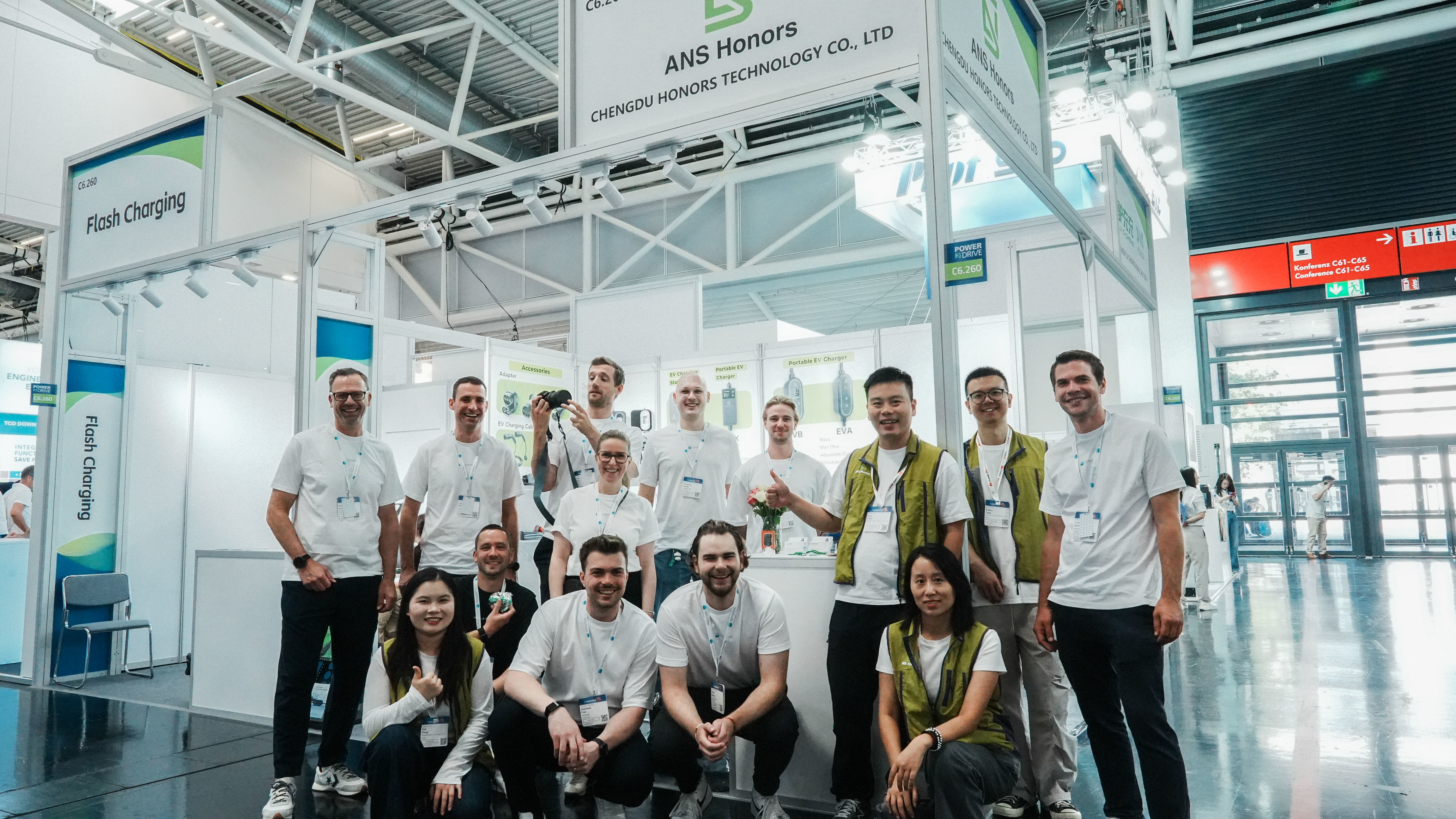 บล็อกบริษัทล่าสุดเกี่ยวกับ เกียรติ EV ส่องแสงที่ Power2Drive มิวนิค 2026: การขับเคลื่อนอนาคตของการเคลื่อนไหวทางอิเล็กทรอนิกส์ในยุโรป